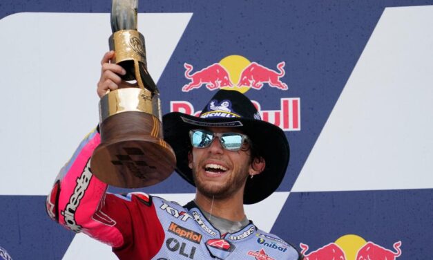Bastianini makan hamburger selepas muncul juara