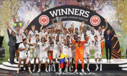 Trofi Liga Europa milik Eintracht Frankfurt