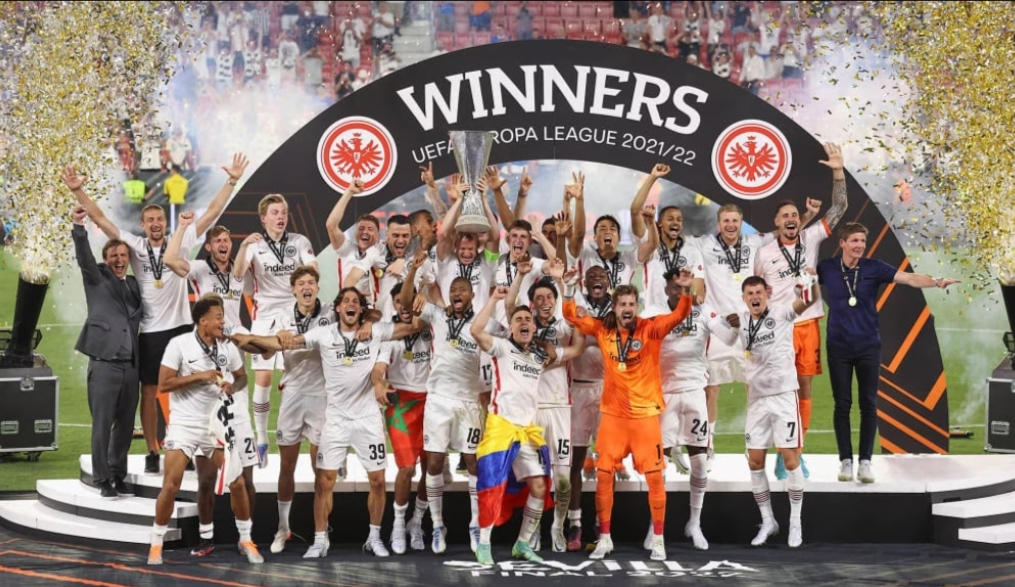 Trofi Liga Europa milik Eintracht Frankfurt