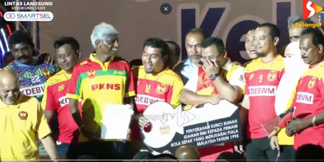 MB serah tawaran rumah bernilai RM250,000 kepada skuad bola sepak 1995