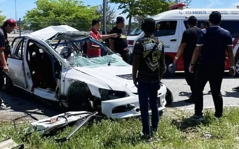 Peserta drag maut ketika perlumbaan di litar Terengganu