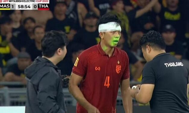 Piala AFF 2022 : Penyokong Malaysia dikecam selepas tembak laser ke atas pemain Thailand