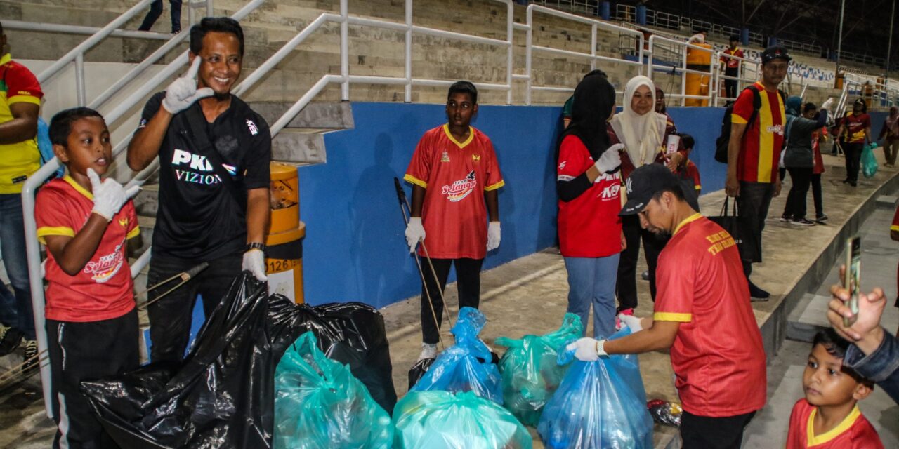 Penyokong Selangor bersihkan stadium selepas tamat perlawanan