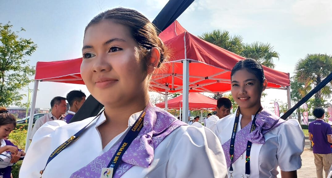 Svakom (Selamat Datang) ! Gadis dulang Kemboja hampir rebah tidak tahan cuaca panas