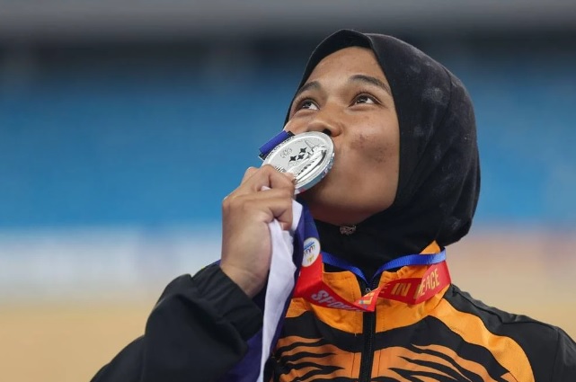 Kaki masih berbalut,  Nor Sarah Adi rangkul pingat perak