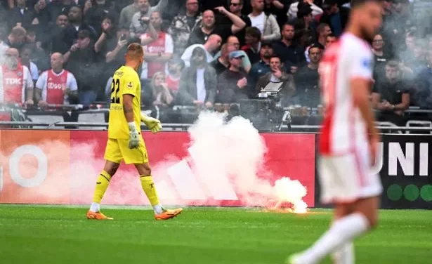 Kekacauan penyokong, aksi Ajax lawan Feyenoord dihentikan