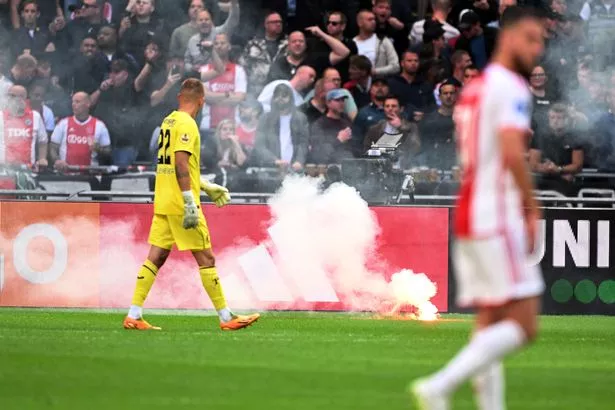 Kekacauan penyokong, aksi Ajax lawan Feyenoord dihentikan