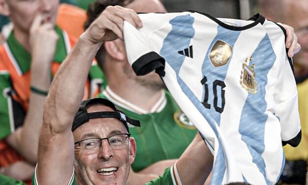 Penyokong Ireland usik Les Bleus pakai jersi Messi