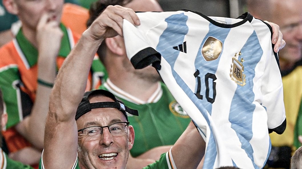Penyokong Ireland usik Les Bleus pakai jersi Messi