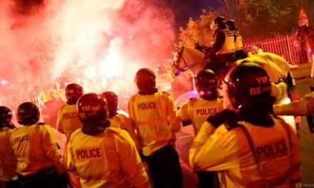 Tiga pegawai polis tercedera pertembungan penyokong di Villa Park