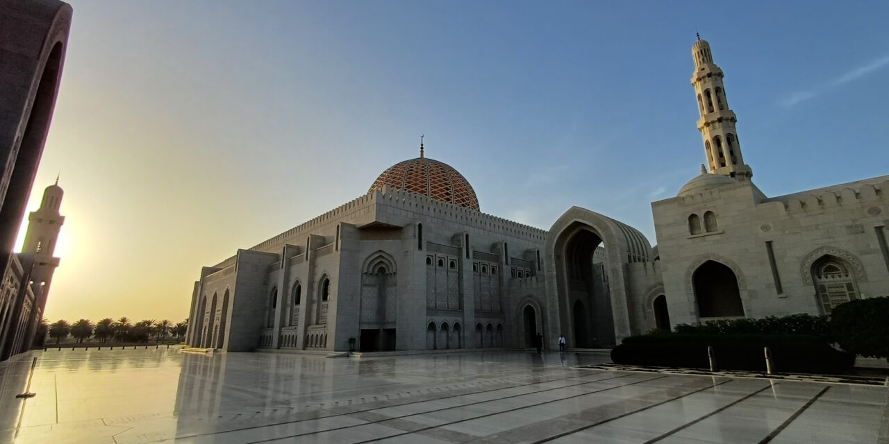 Tenang jiwa menjejak kaki di Masjid Agung Sultan Qaboos 