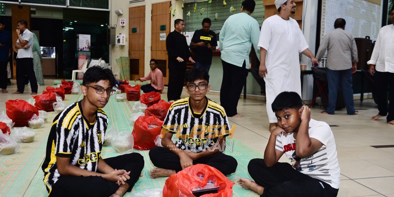Masjid An-Nahdah santuni penyokong bola sepak dengan iftar percuma