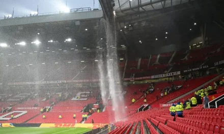 Malam yang kelam Manchester United, Old Trafford bocor hingga banjir
