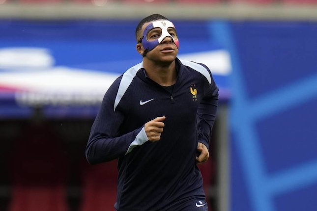 Euro 2024 : Gaya baharu Mbappe berlatih dengan topeng