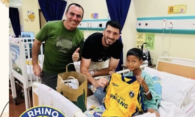 Stefano Brundo santuni pemain cilik Rhino FC