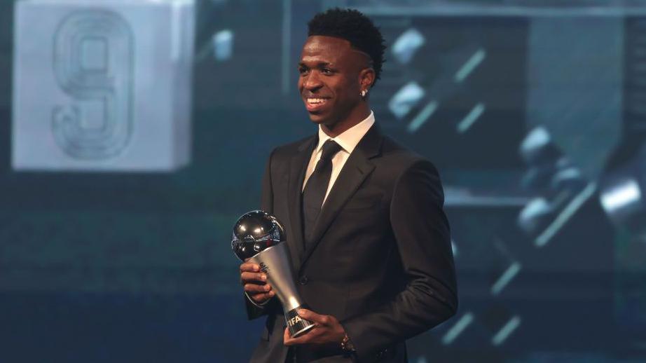 Vinicius Junior bawa trofi Pemain Terbaik Dunia ke Brazil