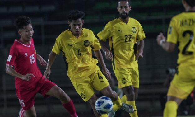 Harimau Malaya Benam Laos Di Vientiane