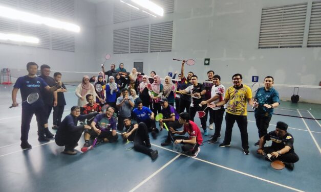 Badminton Satukan Warga PKomS Dalam Semangat Kesukanan
