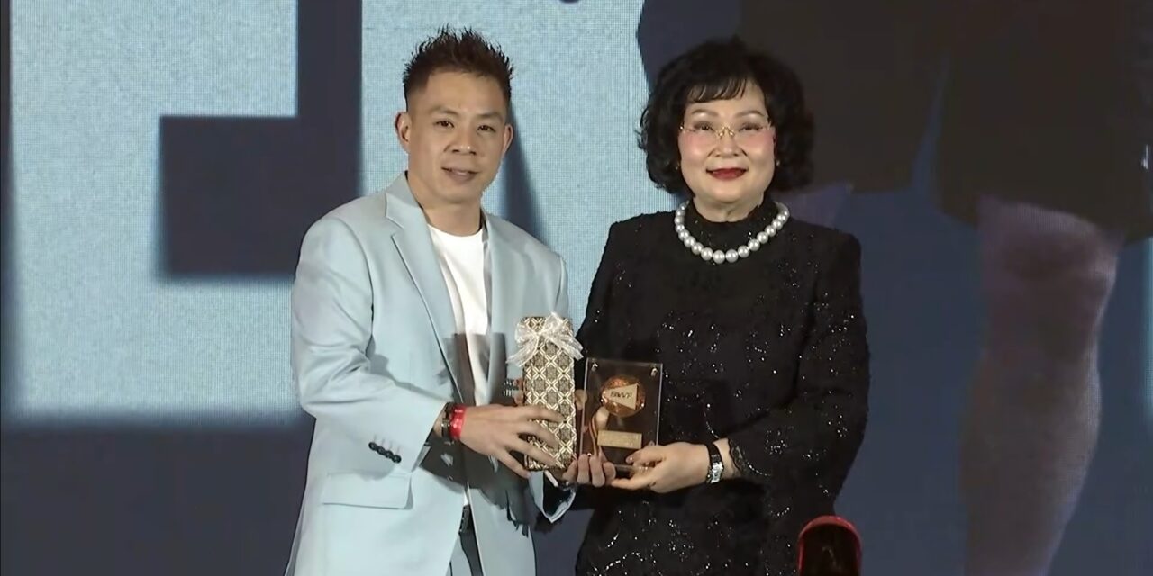Cheah Liek Hou terima anugerah BWF