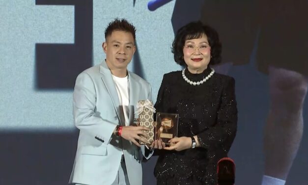 Cheah Liek Hou terima anugerah BWF